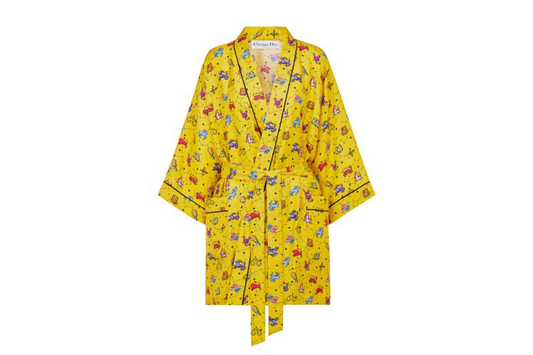 黃色星座圖案繫帶長袍，75,000元。圖／DIOR提供