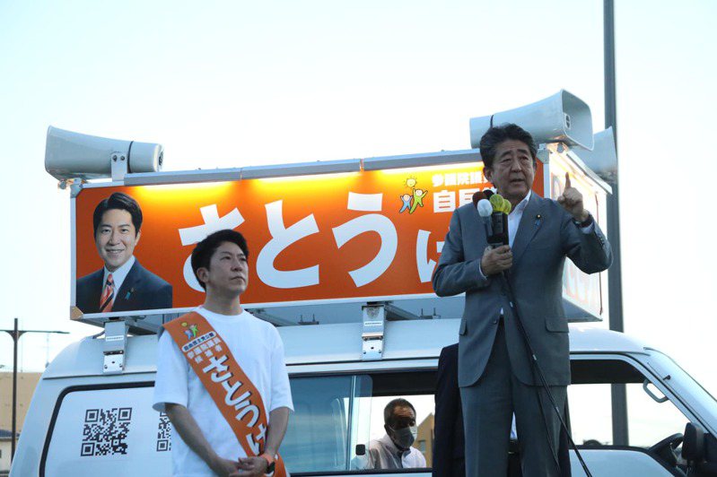 日本前首相安倍晋三（右）8日在奈良县奈良市街头辅选党内参议员佐藤启（左），后来遭枪击身亡，佐藤成为安倍最后一位助选者，佐藤也对安倍遭遇枪击非常自责。撷取自脸书(photo:UDN)