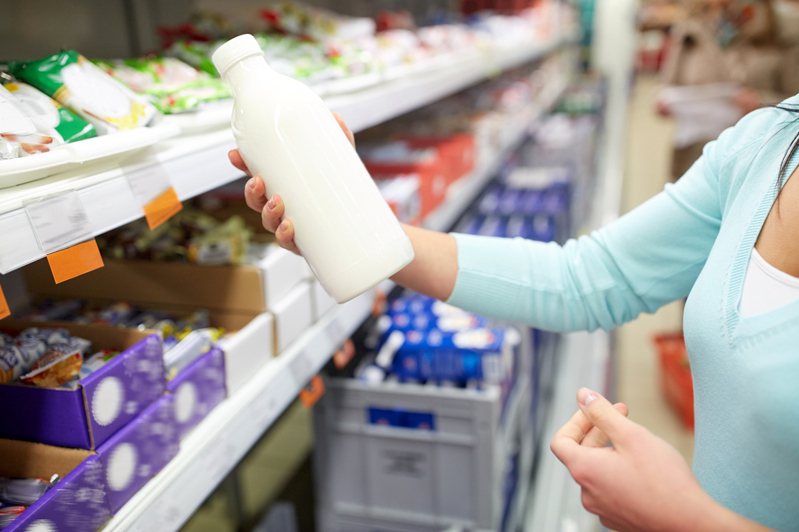 一名網友到賣場買鮮奶發現貼有「100%乳含量」標籤的牛奶，但仔細看成分卻是由水、乳粉等製成。 示意圖／ingimage