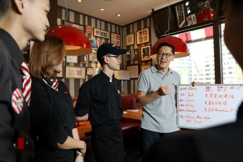 圖／開展餐飲集團營運長李宏智（右一），認為服務業人才培訓，現在也需要與時俱進，例...