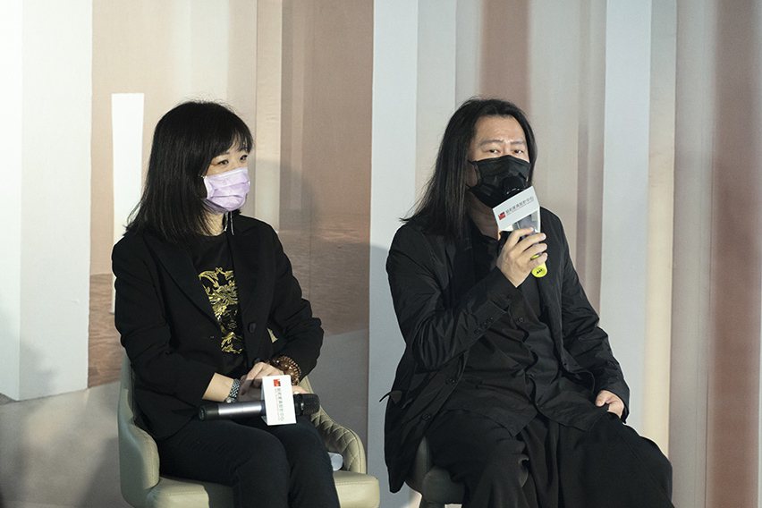 講者 左起亞太空間設計裝飾協會監事洪珮棋、理事長江俊浩。