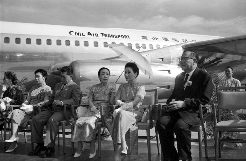 1961年7月11日，民航空運公司新置的「超級翠華號」噴射客機上午於松山機場內舉行一儀式，特請到蔣宋美齡夫人（右）擔任剪綵嘉賓。圖／聯合報系資料照片