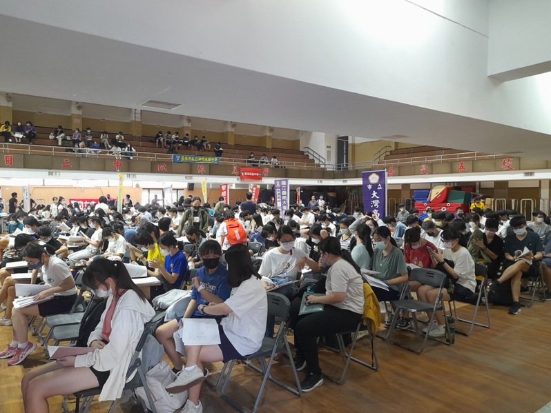 大學入學分科測驗今天登場，台南二中考場學生在考前做最後衝刺。圖／台南二中提供