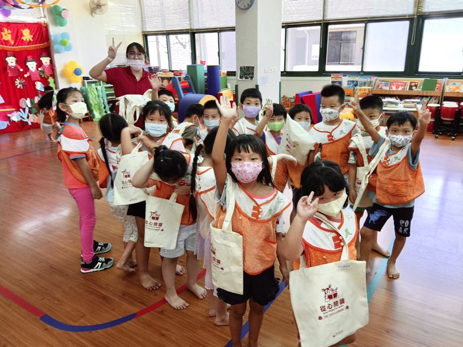 新竹縣教育局加碼閱讀起步走計畫，要讓準公共幼兒園圖書資源更豐富。圖／縣府提供