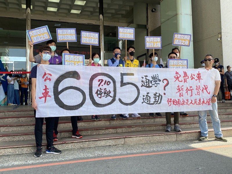 龜山605公車路線宣布停駛，當地居民今天到市府門口抗議。記者朱冠諭／攝影