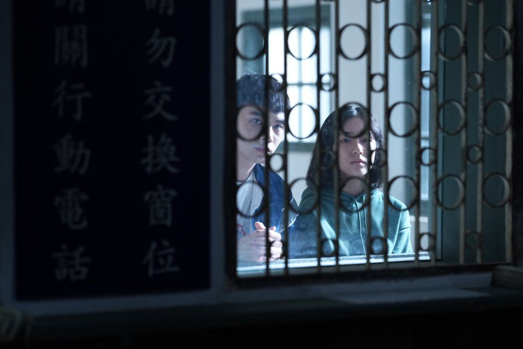 彤彤（右）和劉韋辰在監獄內過於投入拍攝，並未發現有工作人員出現異狀。圖／采昌、馬棋朵提供