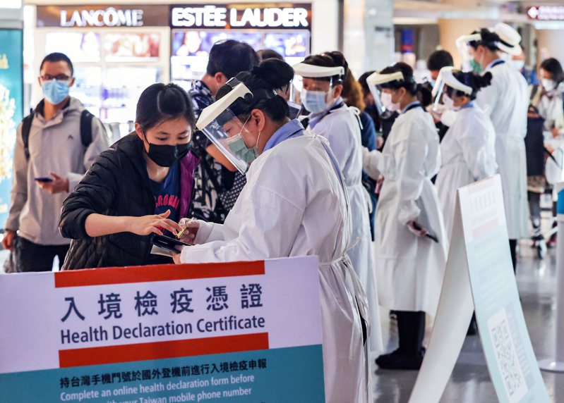 檢疫人員在桃園機場協助入境旅客填寫檢疫資料。記者黃仲明／攝影