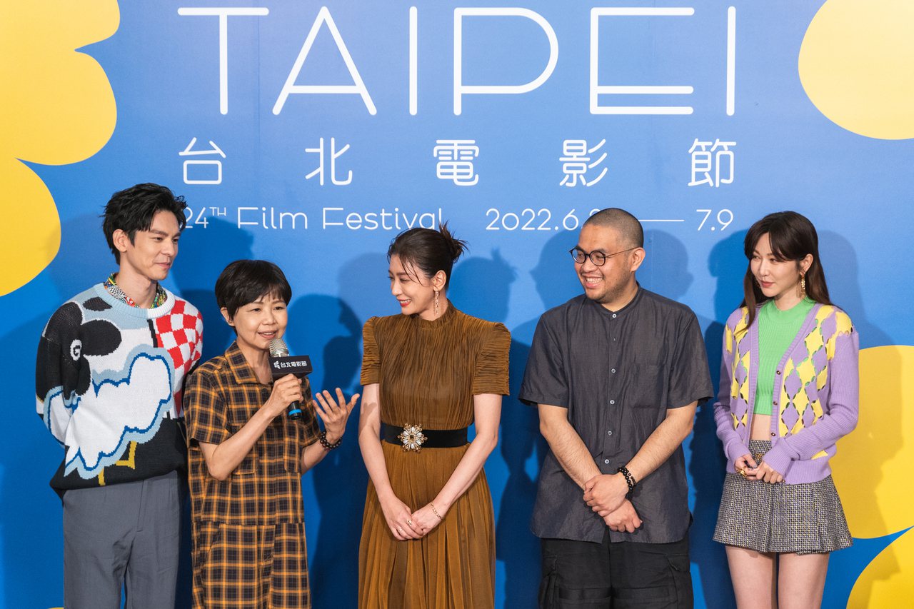 林柏宏（左起）、導演陳慧翎、賈靜雯、導演李俊宏、曾莞婷出席「媽，別鬧了！」台北電影節首映。圖／Netflix提供