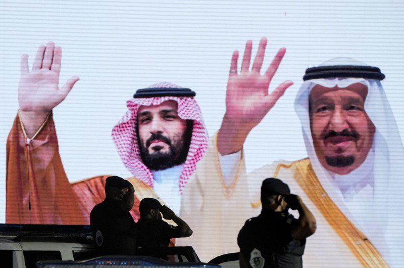 美國總統拜登15日將訪問沙烏阿拉伯，會晤沙國國王沙爾曼（右）和王儲穆罕默德（左）。美聯社