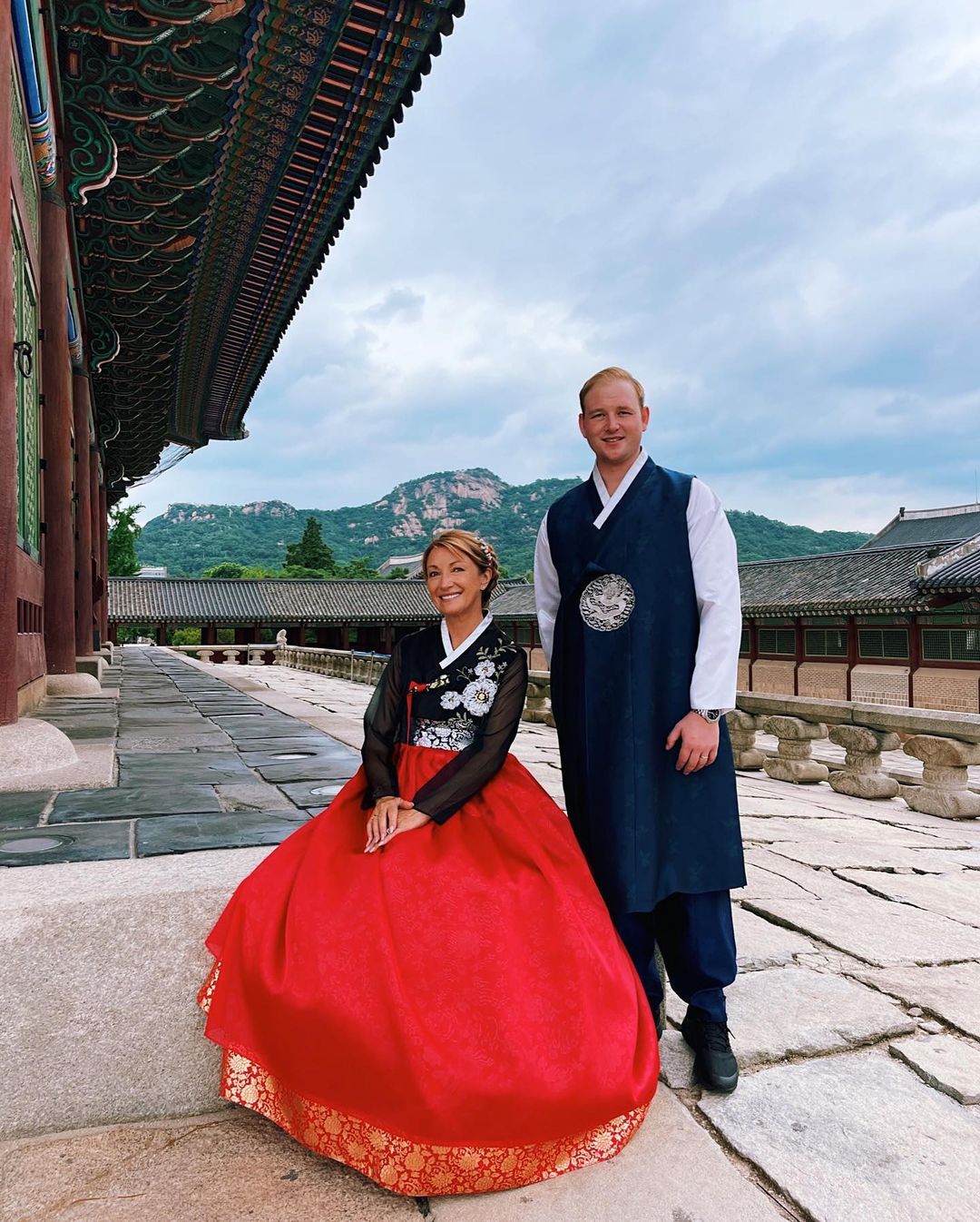 珍西摩爾與兒子都穿上韓服拍照。圖／摘自IG