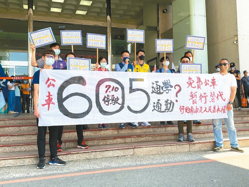 龜山605公車路線停駛，當地居民昨天到市府門口抗議。記者朱冠諭／攝影