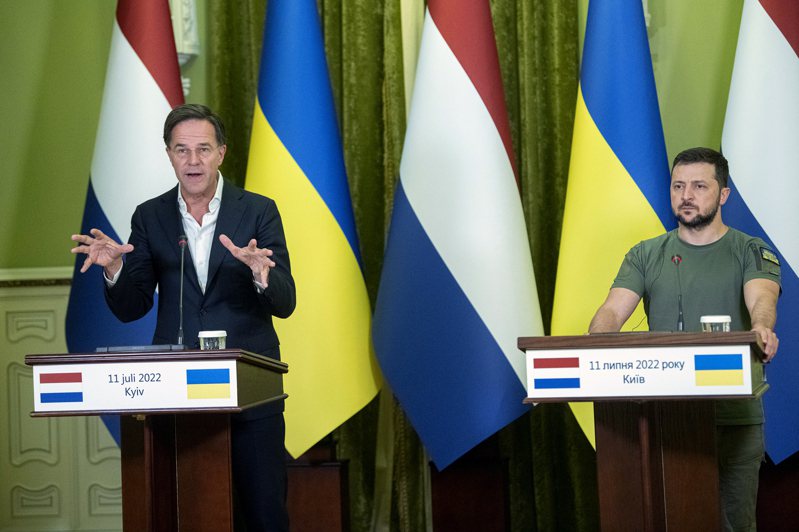 吕特（左）11日在基辅与泽伦斯基举行记者会并宣布对乌最新援助。美联社(photo:UDN)