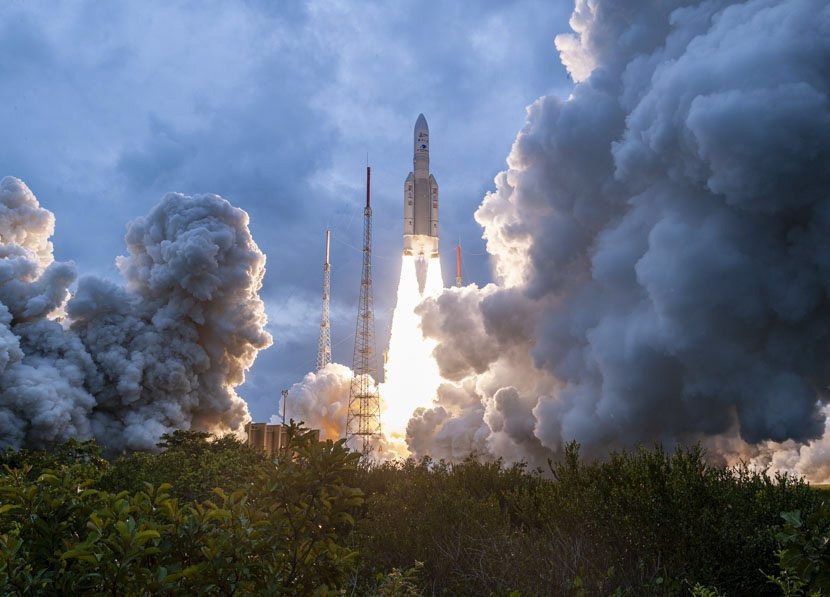 2021年12月25日，韋伯望遠鏡由歐洲航天局的阿麗亞娜5號火箭（Ariane ...