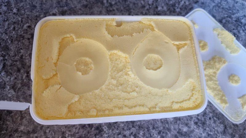 網友買了一盒冰淇淋，打開來卻看到像是胸部的印記。圖擷自推特帳號