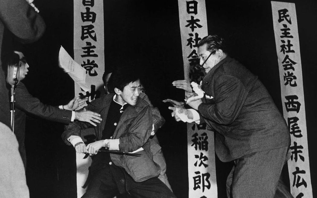 1960年的社會黨委員長淺沼稻次郎，在演講會被少年刺殺的事件。 圖／維基共享