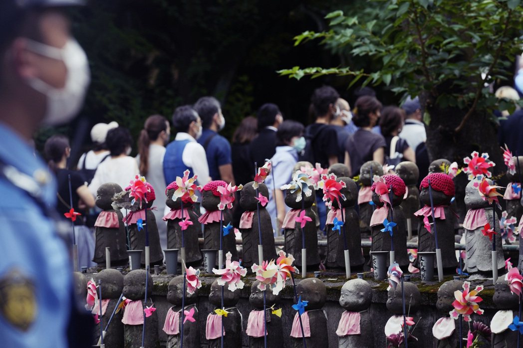 安倍晉三的守靈儀式，從7月11號傍晚於東京的增上寺舉行，許多民眾聚集到增上寺和週...