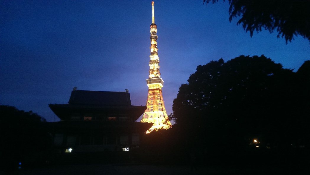 圖為夜晚的增上寺，與東京鐵塔。 圖／張鎮宏攝影提供