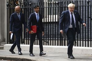 英國首相強生（右）、時任財政大臣蘇納克（中）和時任衛生大臣賈維德（左）去年5月走向首相官邸準備召開記者會。美聯社