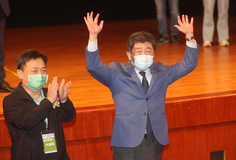 將參選台北市長的衛福部長陳時中（右）昨天出席民進黨新任台北市黨部主委張茂楠就職典禮，並在民進黨秘書長林錫耀（左）陪同下向支持者揮手致意。記者胡經周／攝影