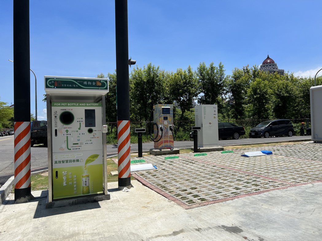 亞萬門市融入綠色永續概念，設置全新型態電動車充電站與循環經濟回收機。記者黃筱晴／...