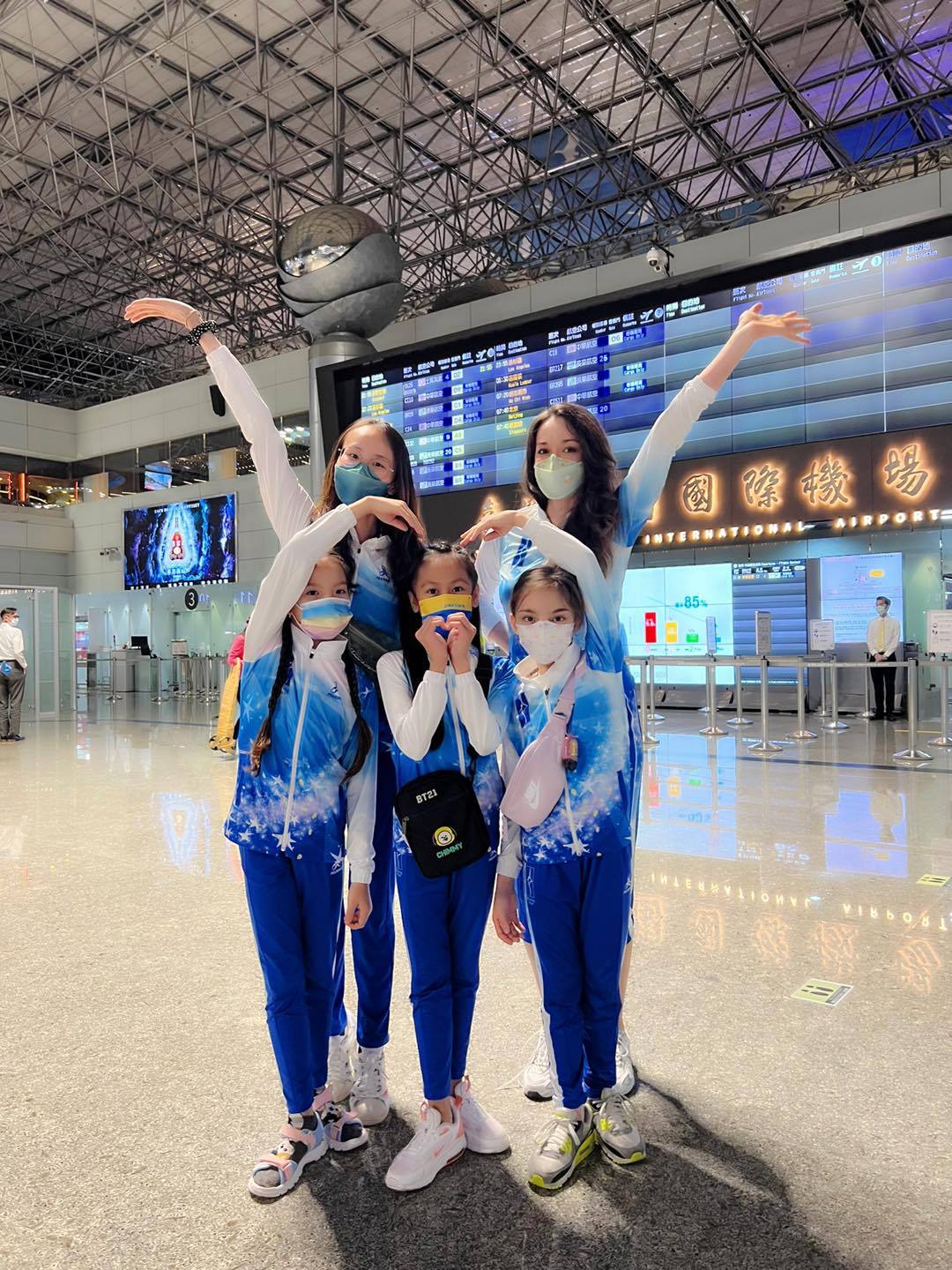 瑞莎(後右)帶領的體操團隊出國比賽。圖／摘自臉書