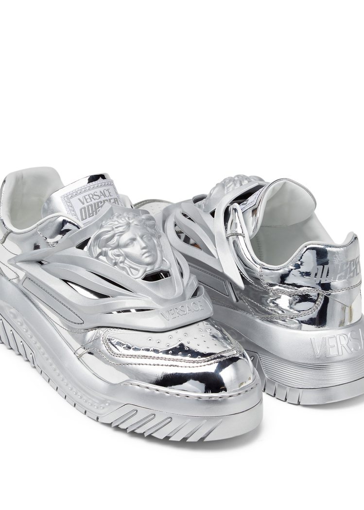 Odissea早秋系列運動鞋(金屬銀色) ，31,000元。圖／VERSACE提供