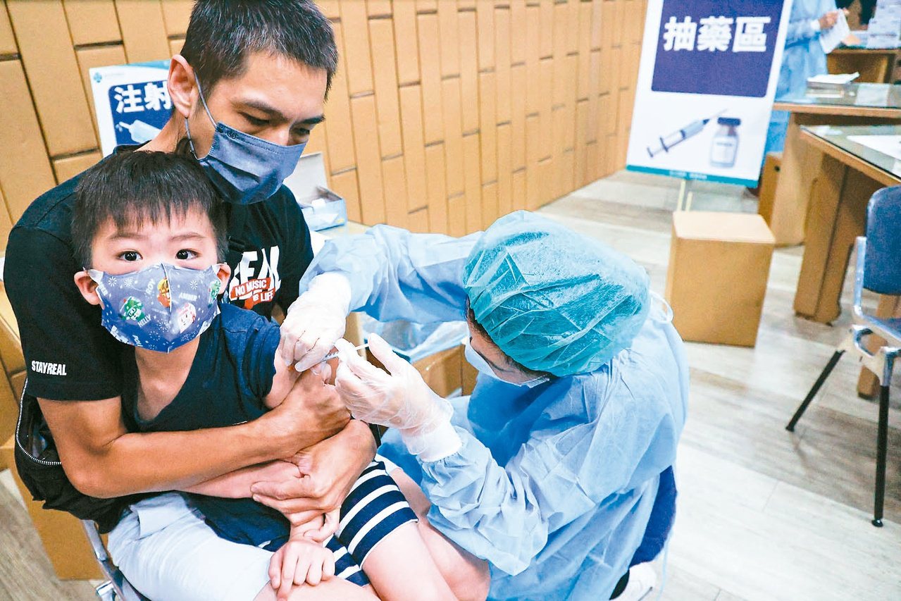 兒童接種新冠肺炎疫苗可減少感染機會、降低併發症或重症與死亡危險。本報資料照片