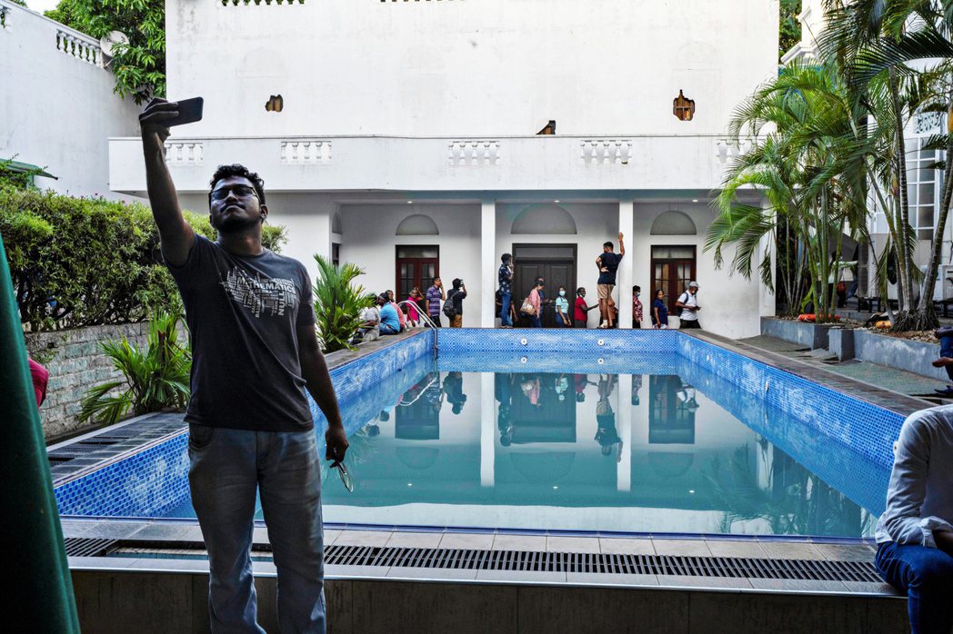 在斯里蘭卡總統官邸游泳池旁自拍的抗議民眾。 圖／美聯社  