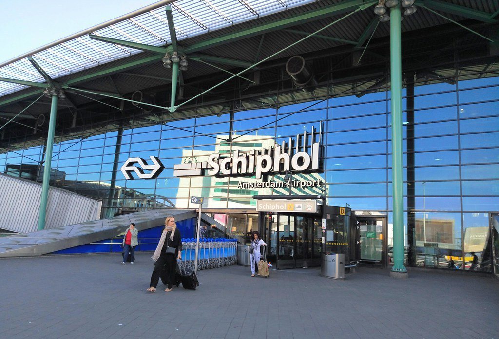 荷蘭史基浦機場實施航班上限，盼改善空污和噪音。 圖／Amin（CC BY-SA ...