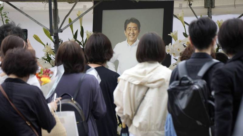 图为2022年7月12日，大批民众在日本东京增上寺排队，向前日本首相安倍晋三献花。美联社(photo:UDN)