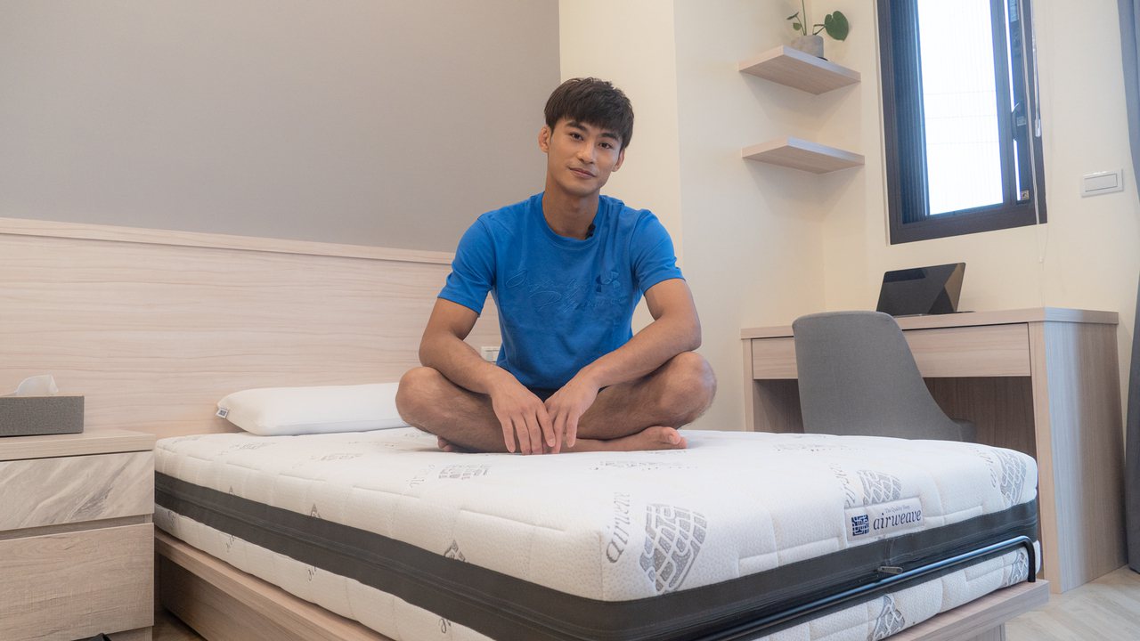 優質睡眠大使-楊勇緯與airweave愛維福-S04多模式床墊。
