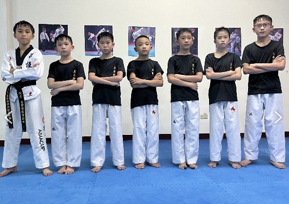 呂恆（左1）獲亞洲少年跆拳道國手資格，成為新竹縣第一位獲此資格的選手。記者巫鴻瑋／翻攝