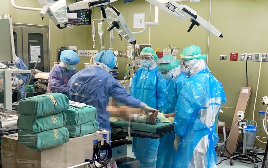 馬偕紀念醫院手術團隊全程穿著乙級防護隔離裝備為病人做手術。圖／馬偕紀念醫院提供