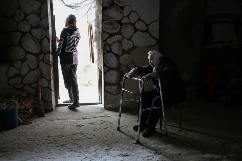 戰爭暗殺等消息頻傳，讓人對世局看法悲觀。烏克蘭頓內次克州希維爾斯克市，一名90歲老太太6月30日待在住宅地下室，躲避俄國轟炸。法新社