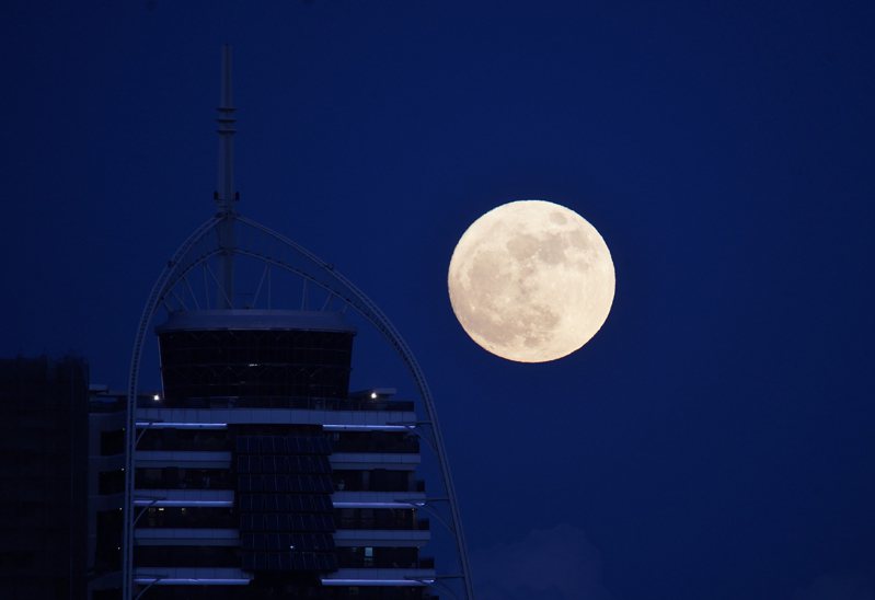今年最大滿月將發生在明天凌晨2時許，月球於今晚18時37分升起，在地面高樓的映襯下也相當壯觀。記者盧逸峰／攝影