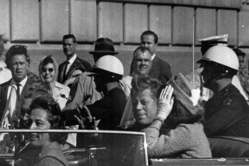 1963年11月22日，美國總統甘迺迪在遭槍殺前，正跟妻子賈桂琳乘坐敞篷車在達拉斯街頭遊行。美聯社