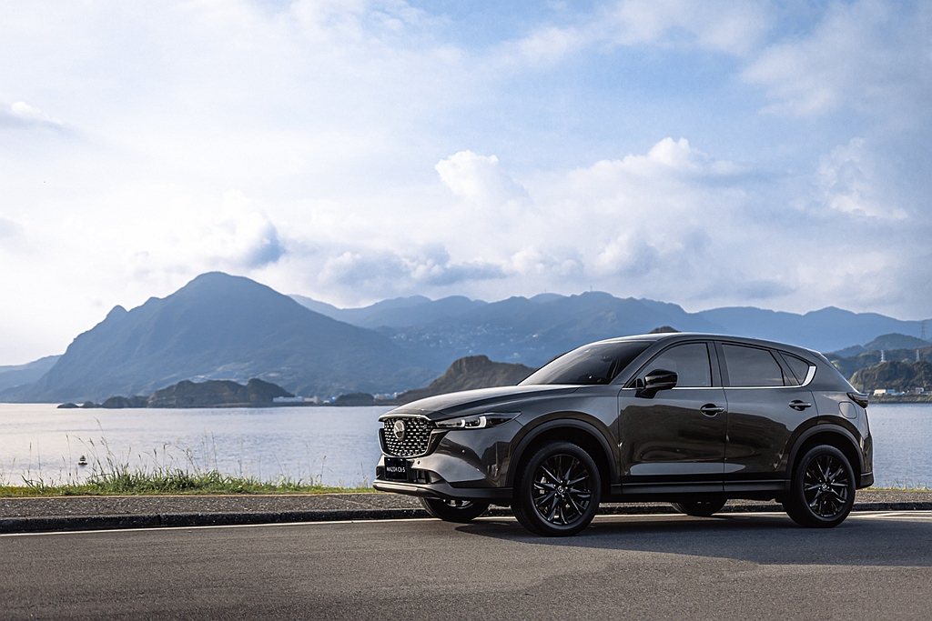 Mazda CX-5 Carbon Edition完整配置多項i ACTIVSENSE 主動安全科技，援引SKYACTIV-VEHICLE ARCHITECHTURE車體結構技術大幅提升乘坐的舒適感。 圖／Mazda提供