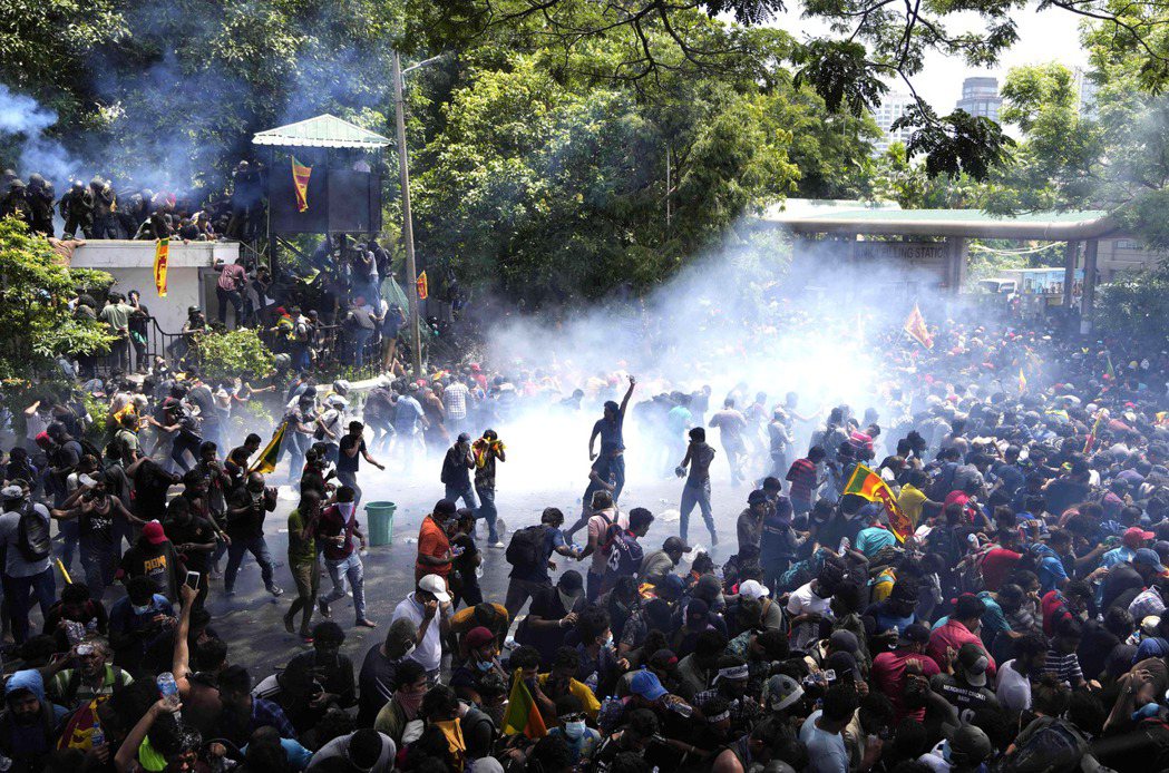 軍方用大量催淚彈試圖驅散民眾，但仍有無數抗議者湧入總理府。 圖／美聯社  