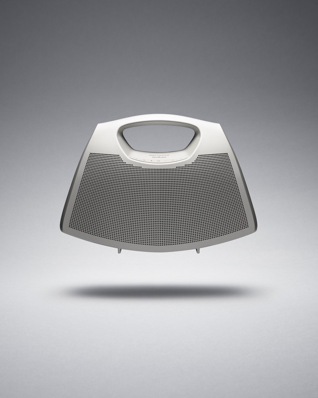 Speaker Bag既是包款，也是藍牙音響系統，可以作為攜帶式音箱，又能作為功...