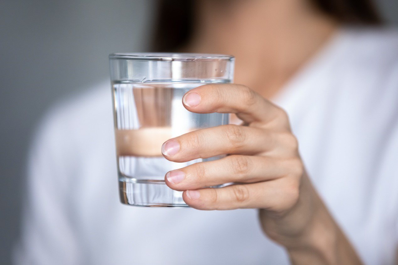 想做好私密保養，女性平常就應維持正常作息、多喝水，搭配補充女性全方位呵護的保健品。<br />圖／Shutterstock