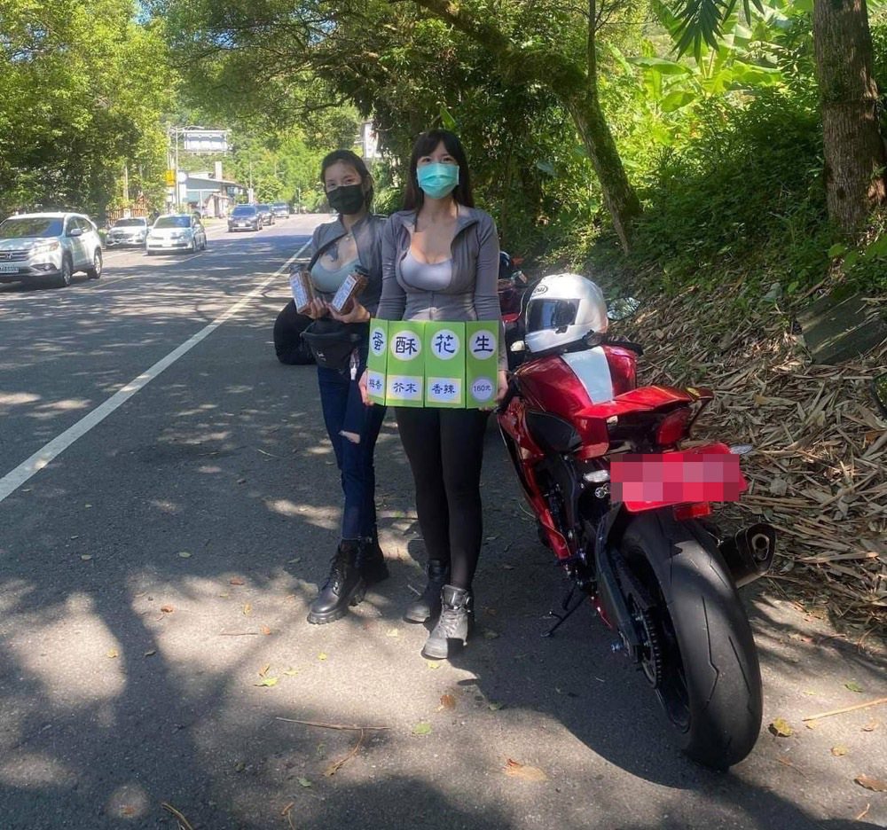 臉書有網友分享兩名身材傲人的正妹，站在路邊賣花生。 圖擷自臉書「騎車環島趣」