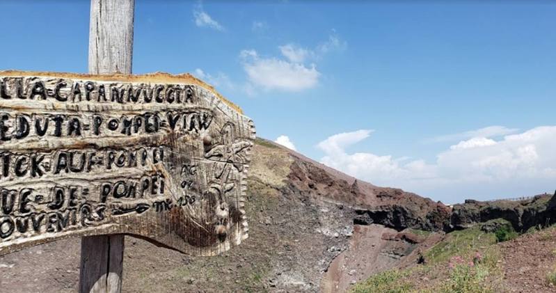 23岁美国男与3名亲友，在本月9日到义大利维苏威火山观光，他们不想买票进入指定的旅客登山路径，而绕道找了一条危险路线登上海拔4,202呎的火山口。图撷自/GOOGLE MAP(photo:UDN)