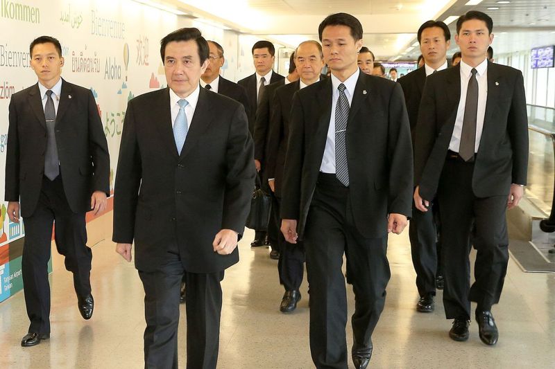 2015年3月，時任總統馬英九（左二）搭乘中華航空公司專機前往新加坡，弔唁逝世的新加坡前總理李光耀。圖／聯合報系資料照片