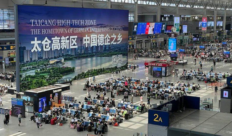 上海自6月初解封以來，生活逐漸恢復正常，搭乘大眾運輸工具跨省旅遊、洽公的人也越來越多。圖為上海虹橋車站大廳，重現跨省出遊與洽公人潮。 中央社
