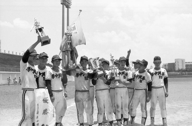 1975年7月14日，全國青棒選拔賽舉行閉幕典禮，勝利的華興中學高舉冠軍獎盃慶祝。圖／聯合報系資料照片
