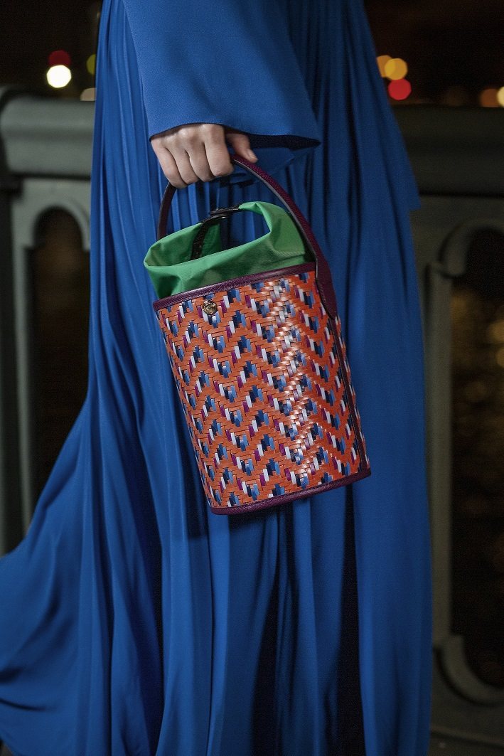 Longchamp今年七夕主打「編織幸福」來傳遞愛意，推薦以品牌標誌性的Le Pliage皮革打造的Epure水桶包系列。圖／Longchamp提供