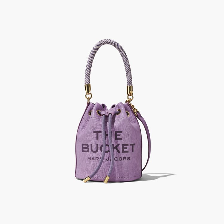 香芋紫皮革水桶包，18,900元。圖／Marc Jacobs提供