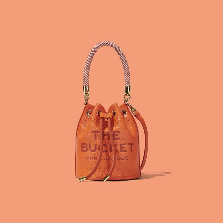 甜柿橘皮革水桶包，18,900元。圖／Marc Jacobs提供