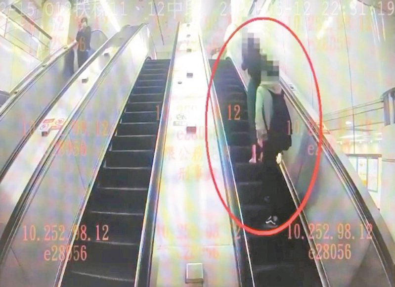 偷拍嫌犯經常利用手扶梯高低差拍攝裙底。圖／北市捷警隊提供