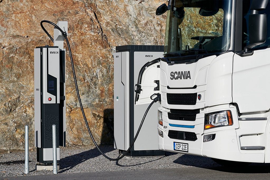 Scania從瑞典引進的26噸純電動大貨車，未來將交付台泥集團旗下台灣通運倉儲股...
